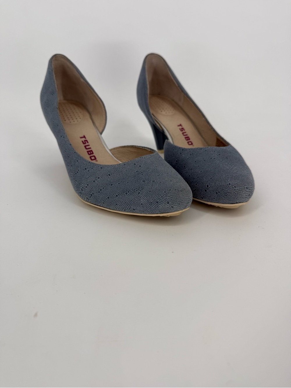 Tsubo Women's Dusty Blue Textured Perforated Pumps size 10